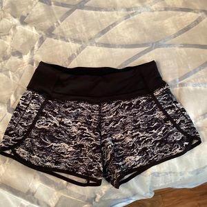 Speed up 4 inch black and white print track shorts size 4 lululemon